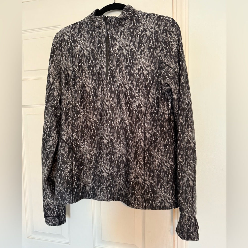 CALIA by Carrie Underwood Black and Gray Patterned Top
